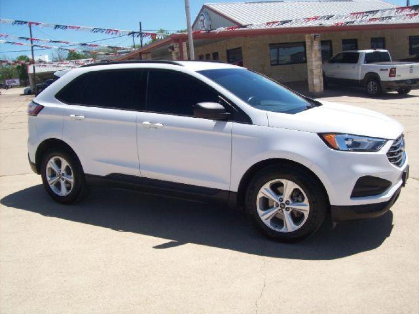 2020 White /Ebony, cloth Ford Edge SE FWD (2FMPK3G9XLB) with an 2.0L L4 DOHC 16V engine, 6-Speed Automatic transmission, located at 605 West Oak Street, West, TX, 76691, (254) 826-5852, 31.803501, -97.098549 - Photo#1