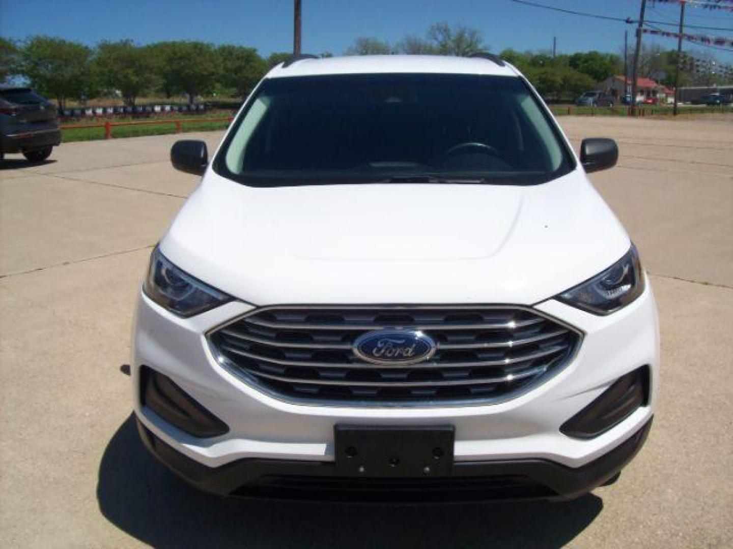 2020 White /Ebony, cloth Ford Edge SE FWD (2FMPK3G9XLB) with an 2.0L L4 DOHC 16V engine, 6-Speed Automatic transmission, located at 605 West Oak Street, West, TX, 76691, (254) 826-5852, 31.803501, -97.098549 - Photo#2