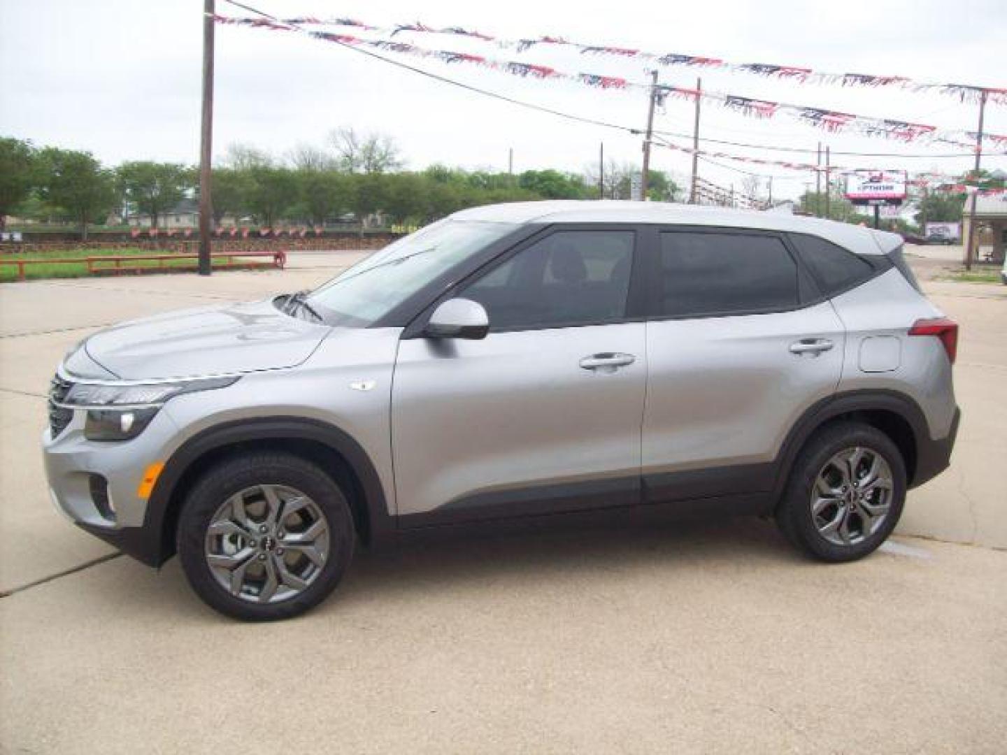 2024 Gray /Black Kia Seltos LX (KNDEPCAA2R7) with an 2.0L L4 DOHC 16V engine, Continuously Variable Transmission transmission, located at 605 West Oak Street, West, TX, 76691, (254) 826-5852, 31.803501, -97.098549 - Photo#0