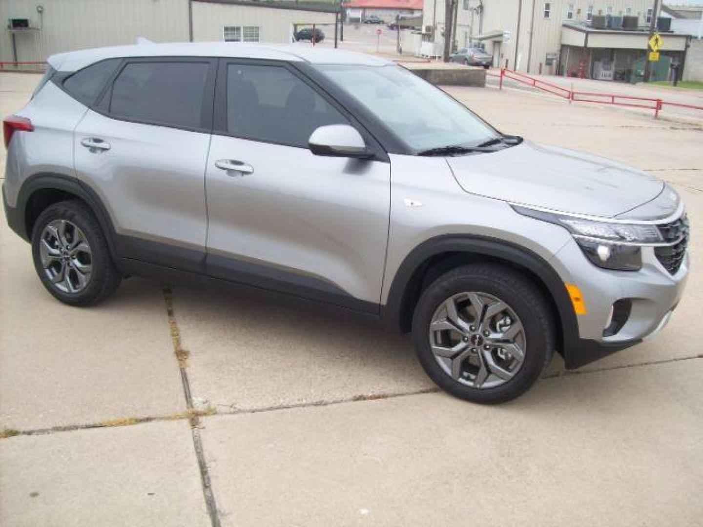 2024 Gray /Black Kia Seltos LX (KNDEPCAA2R7) with an 2.0L L4 DOHC 16V engine, Continuously Variable Transmission transmission, located at 605 West Oak Street, West, TX, 76691, (254) 826-5852, 31.803501, -97.098549 - Photo#1