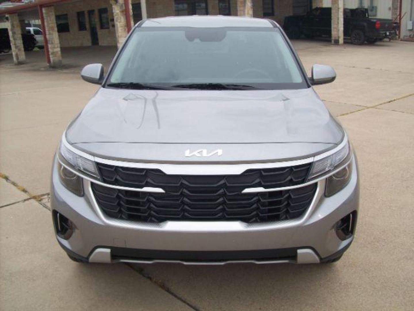 2024 Gray /Black Kia Seltos LX (KNDEPCAA2R7) with an 2.0L L4 DOHC 16V engine, Continuously Variable Transmission transmission, located at 605 West Oak Street, West, TX, 76691, (254) 826-5852, 31.803501, -97.098549 - Photo#2