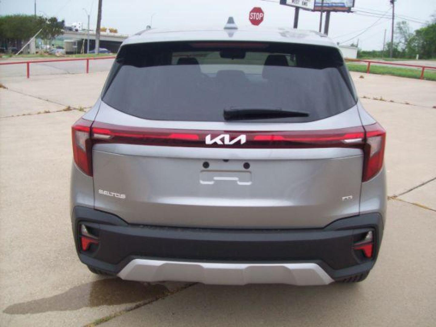 2024 Gray /Black Kia Seltos LX (KNDEPCAA2R7) with an 2.0L L4 DOHC 16V engine, Continuously Variable Transmission transmission, located at 605 West Oak Street, West, TX, 76691, (254) 826-5852, 31.803501, -97.098549 - Photo#3