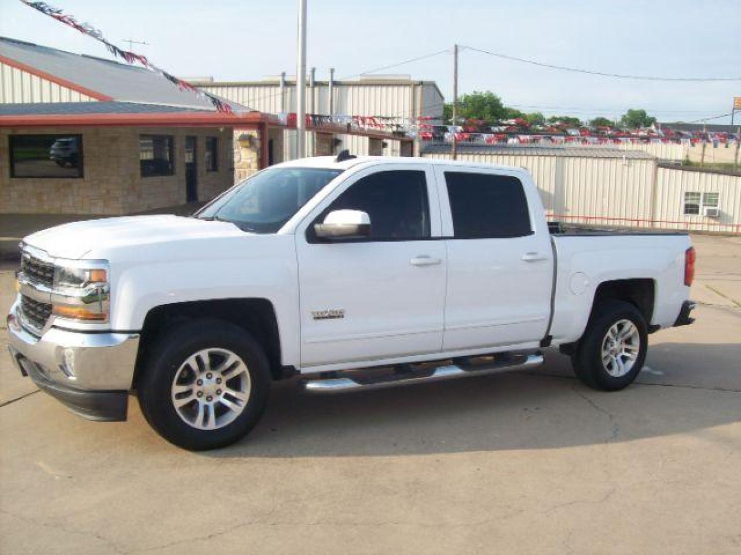 2018 White /Jet Black, cloth Chevrolet Silverado 1500 LT Crew Cab 2WD (3GCPCREC6JG) with an 5.3L V8 OHV 16V engine, 6-Speed Automatic transmission, located at 605 West Oak Street, West, TX, 76691, (254) 826-5852, 31.803501, -97.098549 - Photo#0