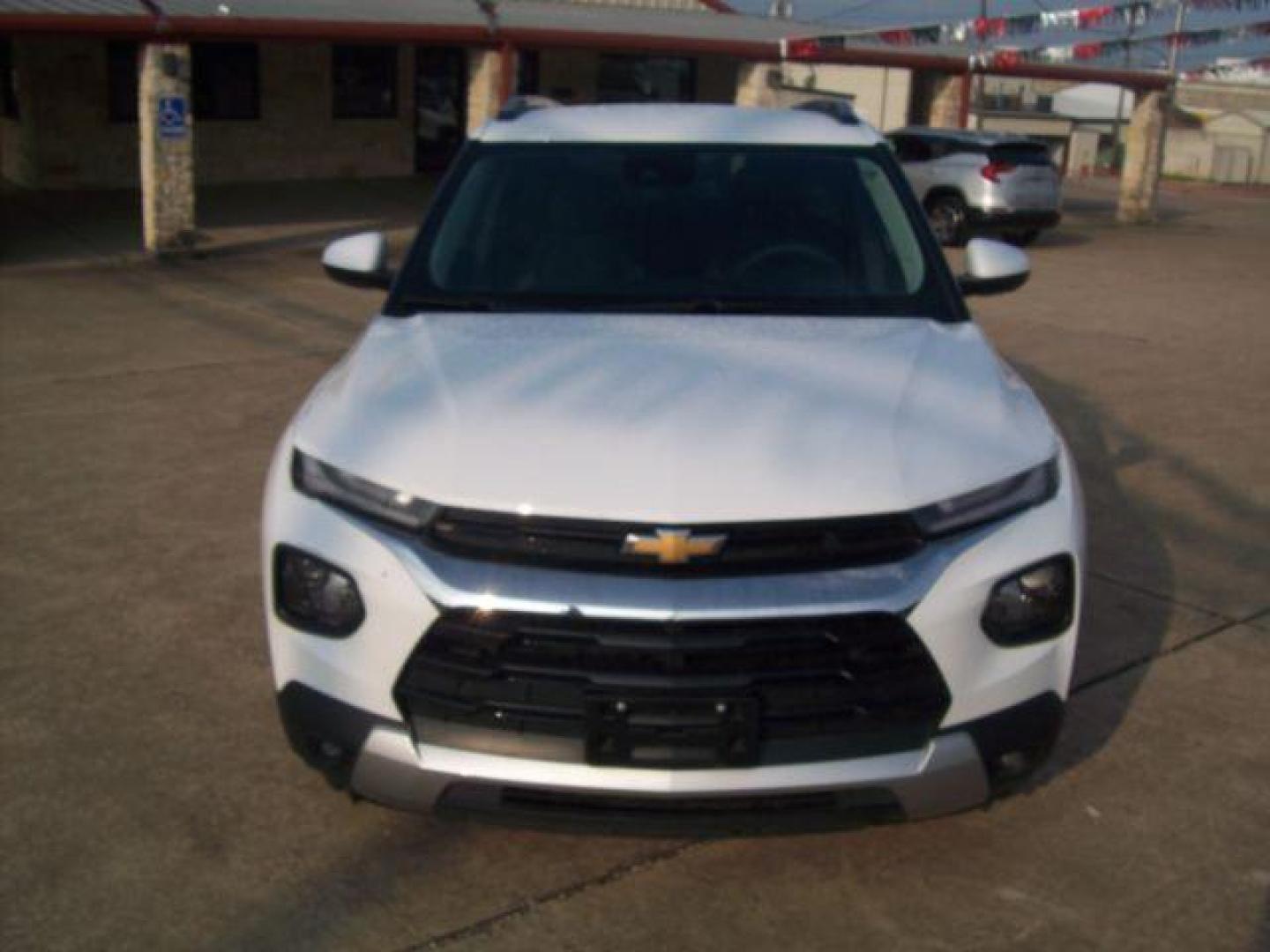 2023 White /Jet Black Chevrolet Trailblazer LT (KL79MPS28PB) with an 1.2L L3 DOHC 12V engine, 9-Speed Automatic transmission, located at 605 West Oak Street, West, TX, 76691, (254) 826-5852, 31.803501, -97.098549 - Photo#2