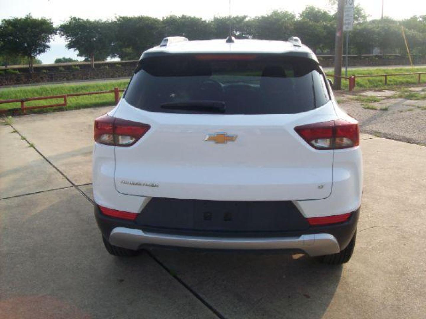 2023 White /Jet Black Chevrolet Trailblazer LT (KL79MPS28PB) with an 1.2L L3 DOHC 12V engine, 9-Speed Automatic transmission, located at 605 West Oak Street, West, TX, 76691, (254) 826-5852, 31.803501, -97.098549 - Photo#3