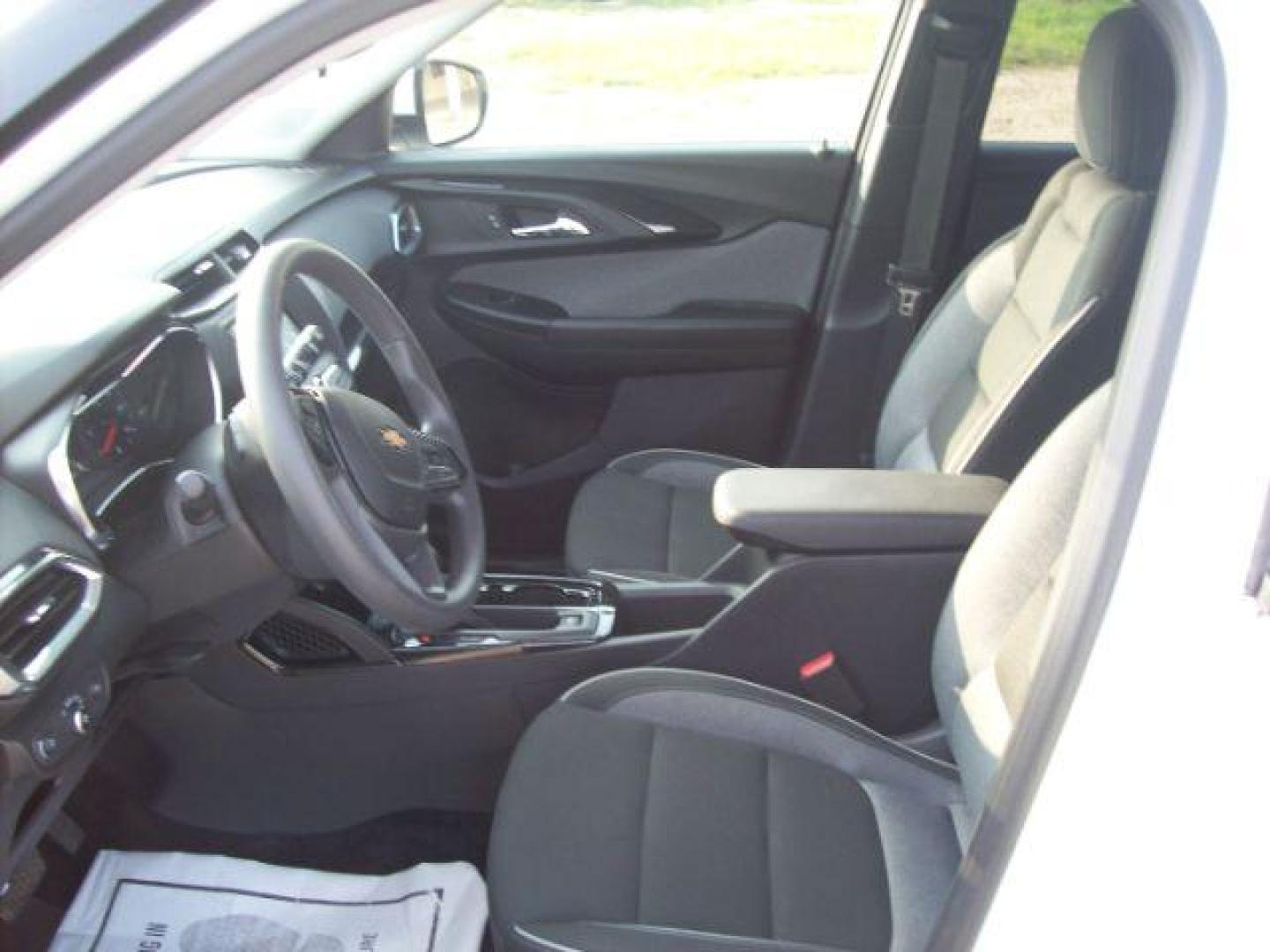 2023 White /Jet Black Chevrolet Trailblazer LT (KL79MPS28PB) with an 1.2L L3 DOHC 12V engine, 9-Speed Automatic transmission, located at 605 West Oak Street, West, TX, 76691, (254) 826-5852, 31.803501, -97.098549 - Photo#5