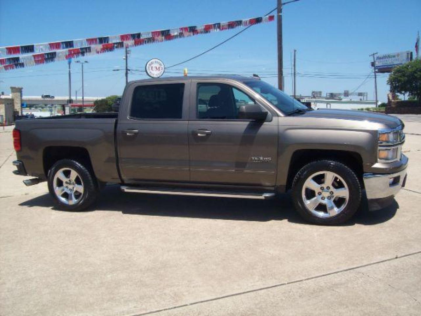 2015 Brown /Jet Black, cloth Chevrolet Silverado 1500 LT Crew Cab 2WD (3GCPCREC6FG) with an 5.3L V8 OHV 16V engine, 6-Speed Automatic transmission, located at 605 West Oak Street, West, TX, 76691, (254) 826-5852, 31.803501, -97.098549 - Photo#1