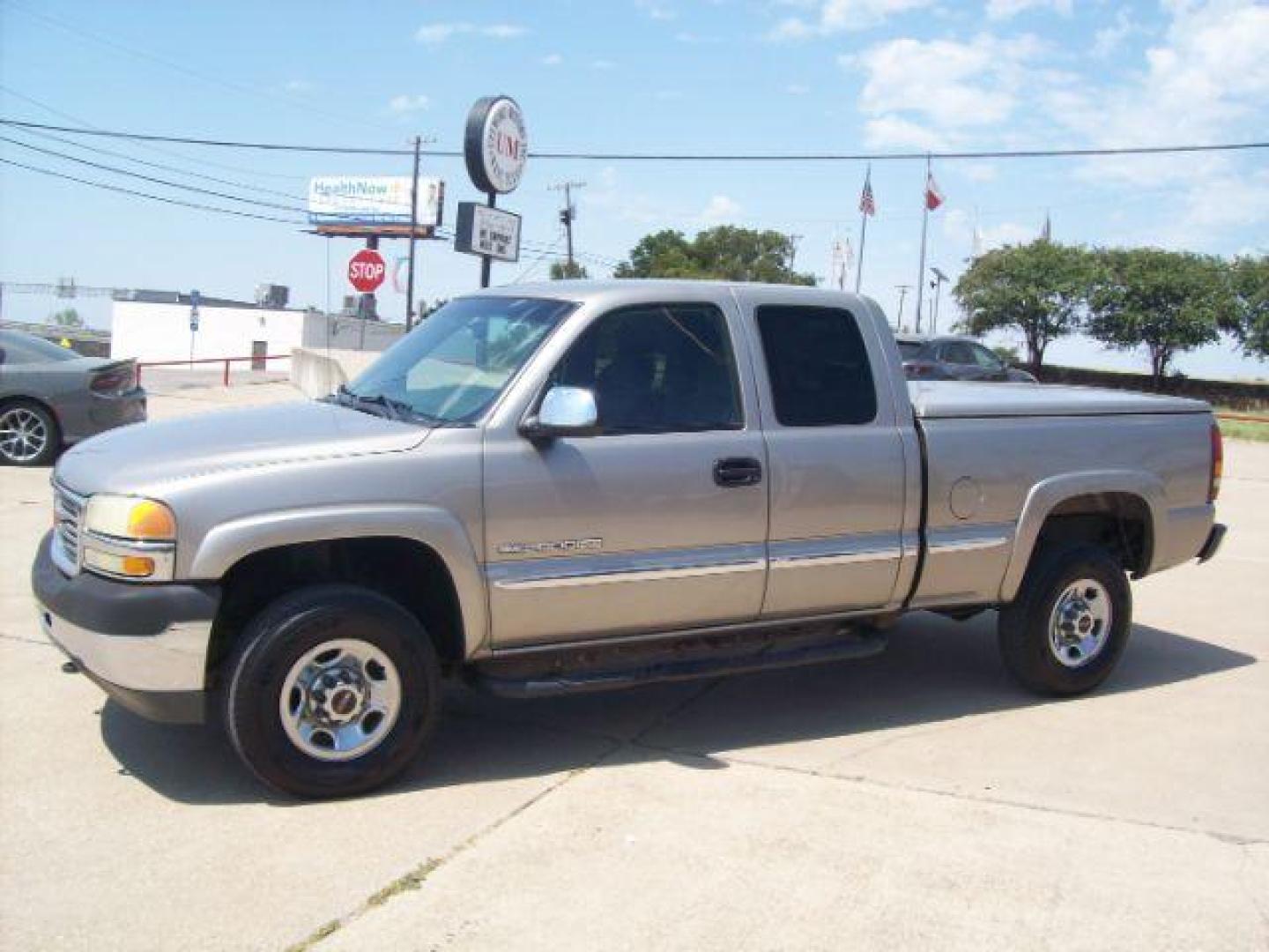 2002 Tan /Graphite Cloth Interior GMC Sierra 2500HD SLE Ext. Cab Short Bed 2WD (1GTHC29U12Z) with an 6.0L V8 OHV 16V engine, located at 605 West Oak Street, West, TX, 76691, (254) 826-5852, 31.803501, -97.098549 - Photo#0