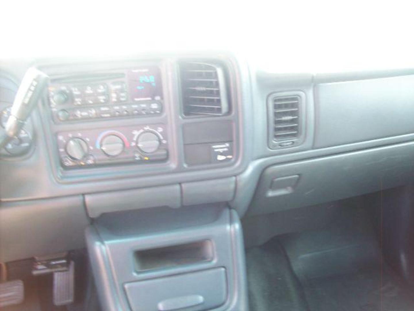 2002 Tan /Graphite Cloth Interior GMC Sierra 2500HD SLE Ext. Cab Short Bed 2WD (1GTHC29U12Z) with an 6.0L V8 OHV 16V engine, located at 605 West Oak Street, West, TX, 76691, (254) 826-5852, 31.803501, -97.098549 - Photo#11