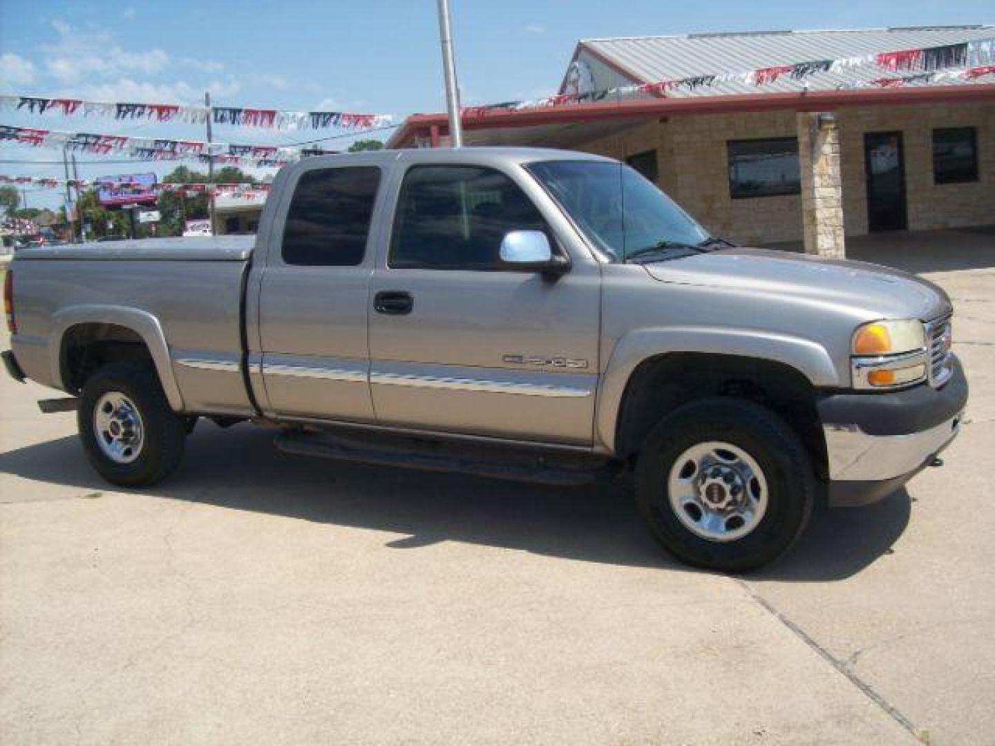 2002 Tan /Graphite Cloth Interior GMC Sierra 2500HD SLE Ext. Cab Short Bed 2WD (1GTHC29U12Z) with an 6.0L V8 OHV 16V engine, located at 605 West Oak Street, West, TX, 76691, (254) 826-5852, 31.803501, -97.098549 - Photo#1