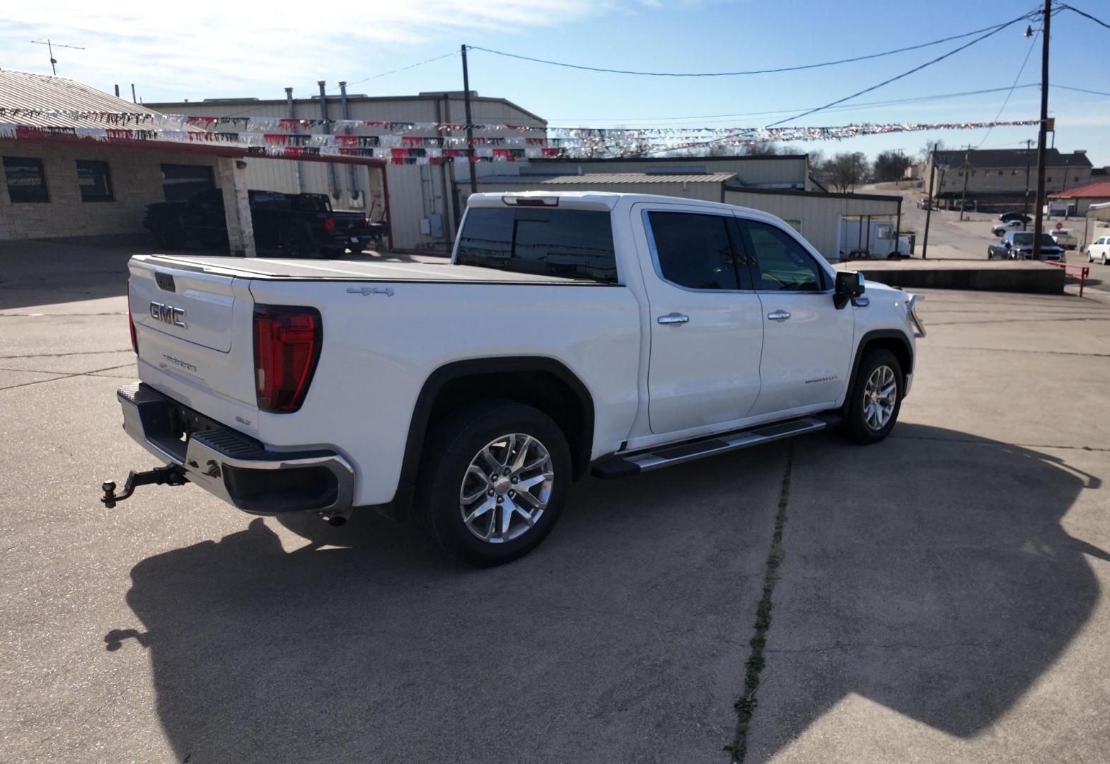 2020 White /Jet Black, leather GMC Sierra 1500 SLT Crew Cab Short Box 4WD (3GTU9DED5LG) with an 5.3L V8 OHV 16V engine, 6-Speed Automatic transmission, located at 605 West Oak Street, West, TX, 76691, (254) 826-5852, 31.803501, -97.098549 - Photo#4