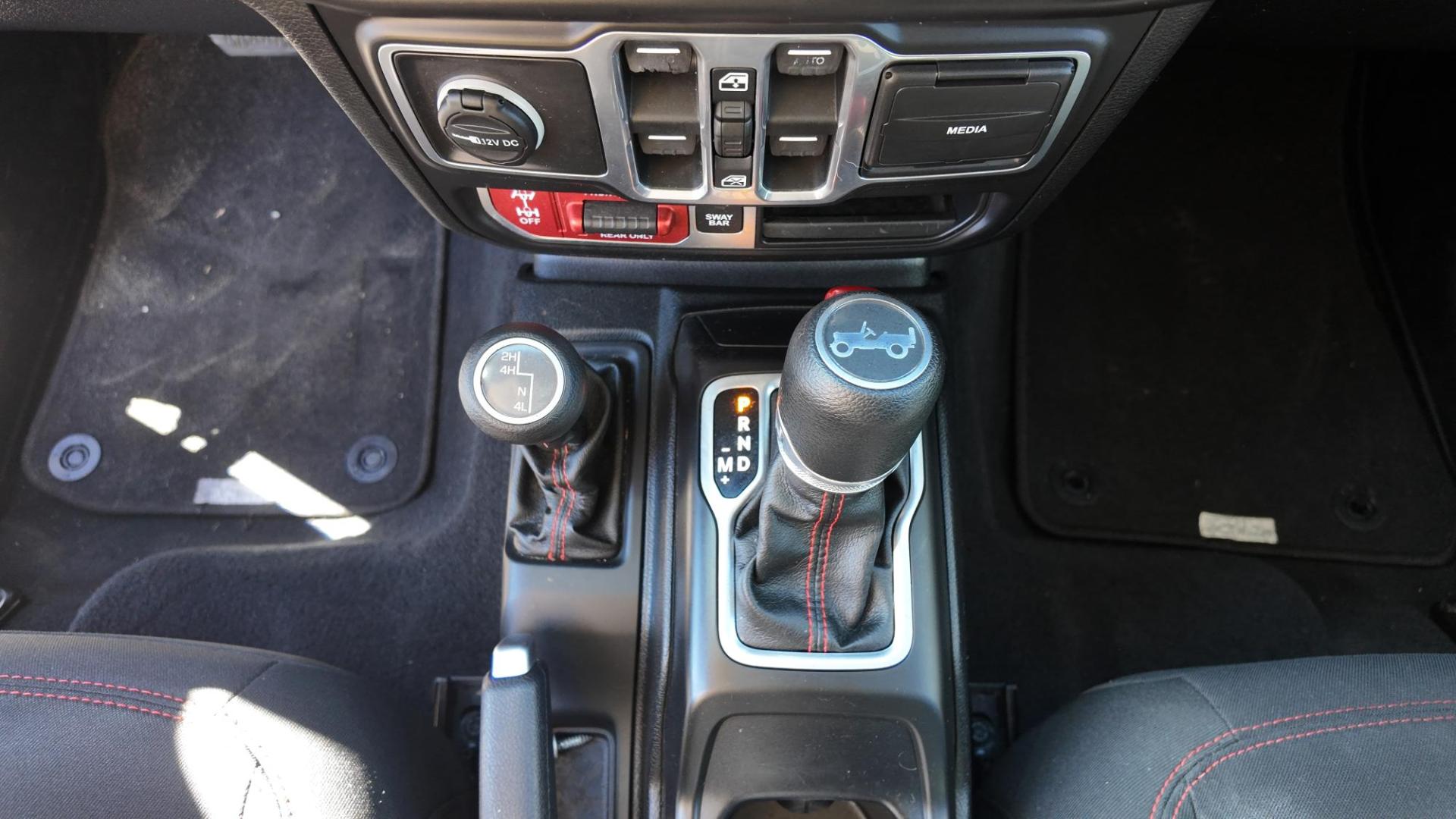 2018 Silver /Black Cloth Jeep Wrangler Unlimited Rubicon (1C4HJXFG3JW) with an 3.6L V6 DOHC 24V FFV engine, 6-Speed Automatic transmission, located at 605 West Oak Street, West, TX, 76691, (254) 826-5852, 31.803501, -97.098549 - Photo#12