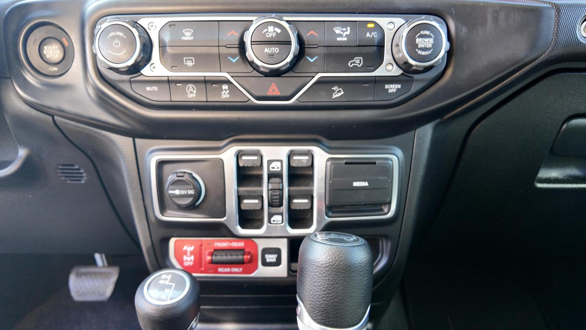 2018 Silver /Black Cloth Jeep Wrangler Unlimited Rubicon (1C4HJXFG3JW) with an 3.6L V6 DOHC 24V FFV engine, 6-Speed Automatic transmission, located at 605 West Oak Street, West, TX, 76691, (254) 826-5852, 31.803501, -97.098549 - Photo#13