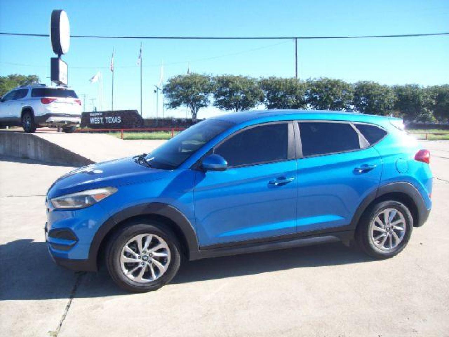 2017 Blue /Black, cloth Hyundai Tucson SE (KM8J23A43HU) with an 2.0L L4 DOHC 16V engine, 6-Speed Automatic transmission, located at 605 West Oak Street, West, TX, 76691, (254) 826-5852, 31.803501, -97.098549 - Photo#0