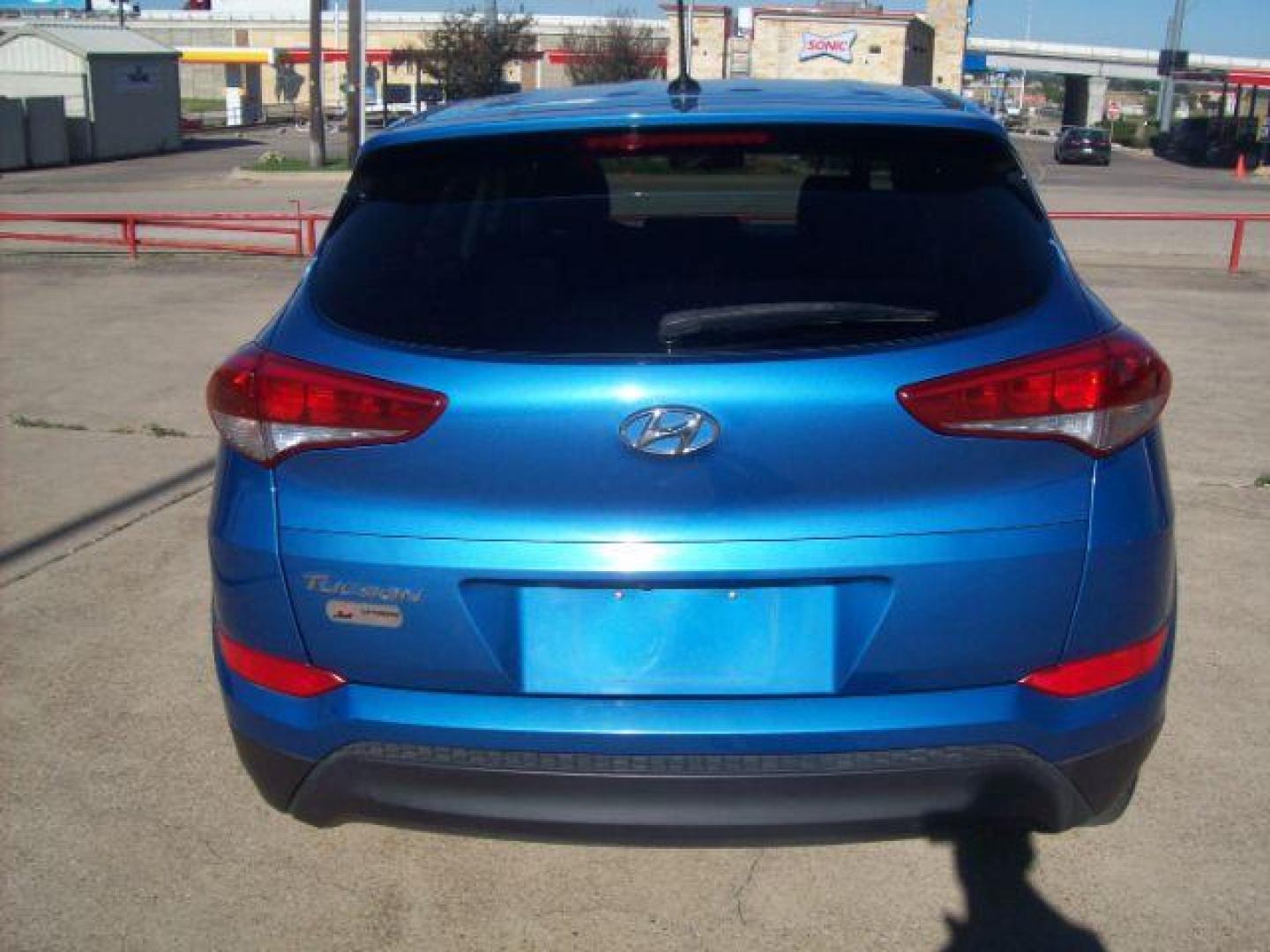 2017 Blue /Black, cloth Hyundai Tucson SE (KM8J23A43HU) with an 2.0L L4 DOHC 16V engine, 6-Speed Automatic transmission, located at 605 West Oak Street, West, TX, 76691, (254) 826-5852, 31.803501, -97.098549 - Photo#3